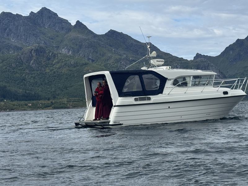 Lama Changchub og Khenpo Ghawang på båt